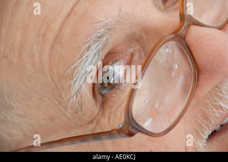 Un vecchio uomo che guarda felice per la fotocamera Foto Stock