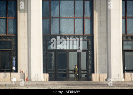 Soldato di guardia al mausoleo di Mao Zedong Pechino Cina Asia Foto Stock