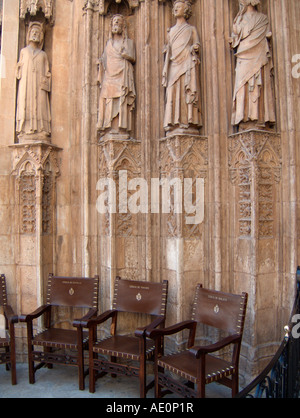 Sedie di 'Tribunal de las Aguas. Apostoli' porta. Cattedrale di Valencia. Spagna Foto Stock