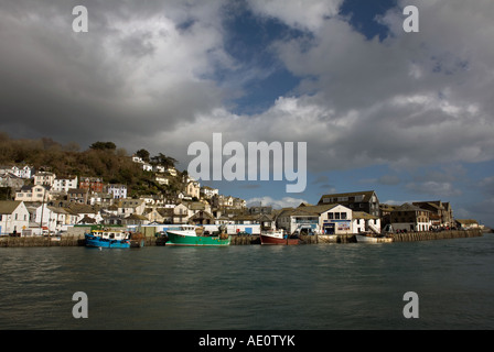 Barche da pesca ormeggiate a Looe in Cornovaglia del villaggio di Looe dietro Foto Stock