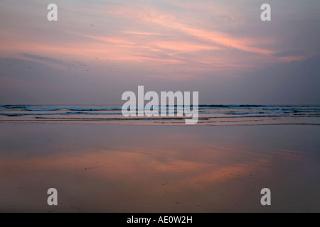 Tramonto sulla spiaggia Gwithian vicino Hayle Cornovaglia Foto Stock