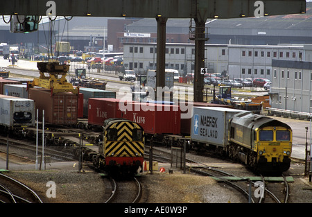 Freightliner contenitore treno in partenza dal porto di Felixstowe, Suffolk, Regno Unito. Foto Stock