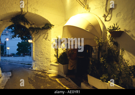 Porta Nova und Restaurant Ostuni Gargano Apulien Italien Foto Stock