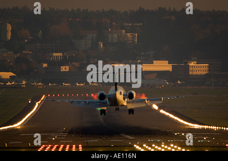 Un aereo atterrando all'aeroporto di Zurigo, Svizzera Foto Stock