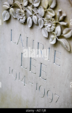 La pietra tombale di Laurie Lee nella chiesa del villaggio di Slad Foto Stock