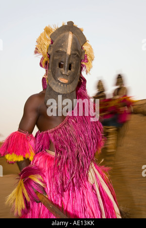 Africa Africa Occidentale Mali Paese Dogon Bandiagara scarpata mascherata cerimoniale ballerino Dogon vicino Sangha Foto Stock