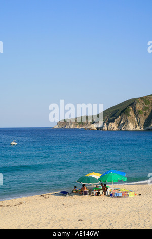 Una delle spiagge vicino a Kalamitsi sulla penisola di Sithonia sulla penisola di Chalcidice in Grecia Foto Stock