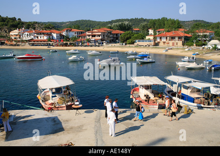 Imbarcazioni presso il porto di Ormos Panagias sulla penisola di Sithonia sulla penisola di Chalcidice in Grecia Foto Stock