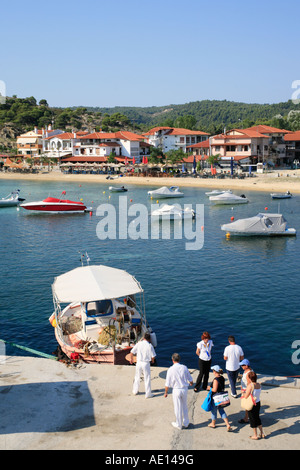 Imbarcazioni presso il porto di Ormos Panagias sulla penisola di Sithonia sulla penisola di Chalcidice in Grecia Foto Stock