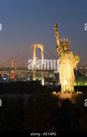 Asia Giappone Tokyo Tokyo Bay Odaiba Rainbow Bridge Tokyo Tower e la replica della statua del Liberty illuminato al crepuscolo Foto Stock
