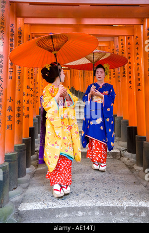 Asia, Giappone, Honshu, la regione di Kansai, Kyoto Fushimi Inari Taisha, questo santuario è rivestito con centinaia di red torii gates Foto Stock