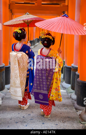 Asia, Giappone, Honshu, la regione di Kansai, Kyoto Fushimi Inari Taisha, questo santuario è rivestito con centinaia di red torii gates Foto Stock