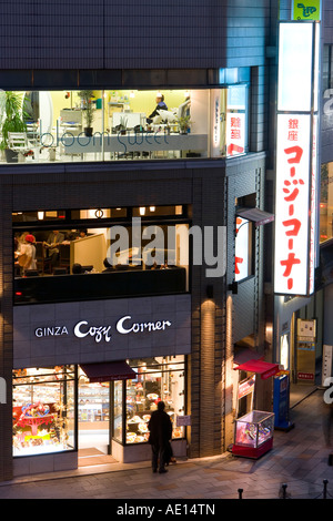 Asia Giappone Honshu centrale di Tokyo Tokyo Ginza Chuo dori vista in elevazione al tramonto lungo Tokyos strada dei negozi più esclusiva Foto Stock