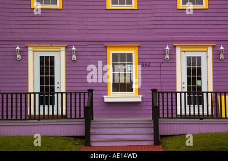 Il dipinto luminosamente gelateria nel piccolo villaggio di Mahone Bay nei pressi di Halifax Nova Scotia Foto Stock