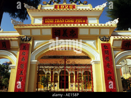 I caratteri cinesi sui lati di conformazione arcuata del varco di ingresso al Dinh di Chau Phu tempio, Chau Doc, SW Viet Nam Foto Stock