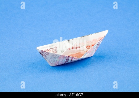 £50 pound nota Origami imbarcazioni realizzate dal British banconota Foto Stock