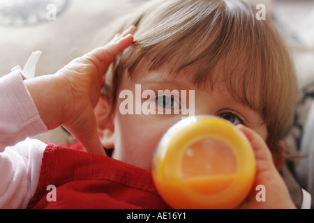 Bimbo a bere da una bottiglia Foto Stock