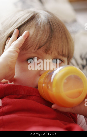Bimbo a bere da una bottiglia Foto Stock