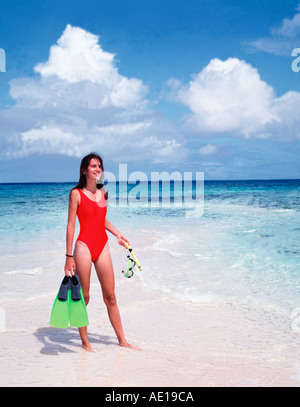 I giovani aborigeni australiani donna pronta per lo snorkeling sulla Grande Barriera Corallina Queensland Australia Foto Stock