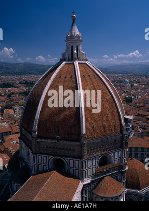 L'Italia, Toscana, Firenze, il Duomo. Cupola del Brunelleschi, completata nel 1463 con vista sopra la città dietro. Foto Stock