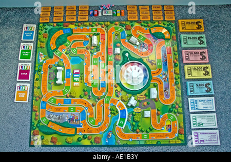 " Il Gioco della Vita" da Milton Bradley. La scheda di gioco e tutti i suoi pezzi, come il denaro e le schede, sono sparse. Foto Stock