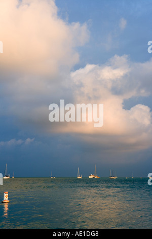Sunrise vista delle barche e bouy off Sunset Key Florida US Foto Stock