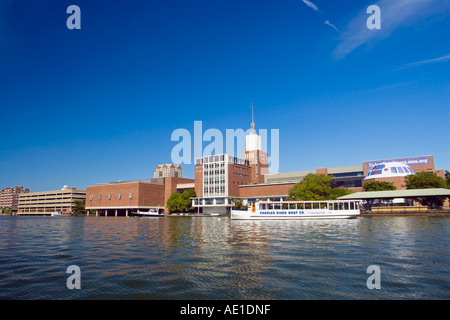 Ampio angolo di visione del Boston Museum of Science visto da un DUKW tour sul fiume Charles, Boston, MA, Stati Uniti d'America Foto Stock