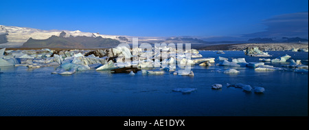 Islanda sud dell'Islanda sud Vatnajokull Jokulsarlon fiume glaciale Laguna iceberg galleggianti in laguna sotto Breidamer Foto Stock