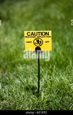 Spia gialla di Attenzione l'applicazione di pesticidi tenere spento sign in erba verde Foto Stock