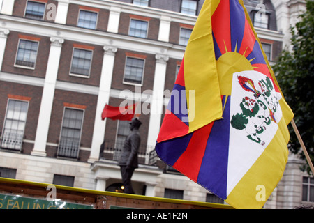 Tibetane e cinesi bandiere che sventolano fianco a fianco al di fuori dell'Ambasciata cinese a Londra Foto Stock