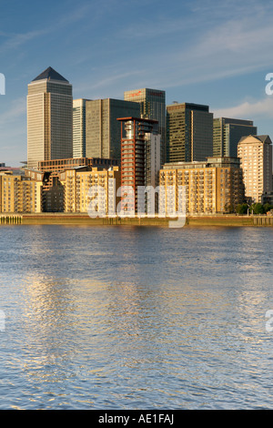 Vista serale attraverso il Tamigi del Canary Wharf di edifici commerciali e oceano Wharf apartments. Foto Stock