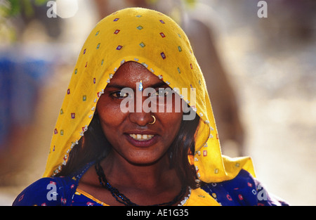 Ritratto di una donna Indiana che indossa una sciarpa un piercing per il naso, India Rajasthan Foto Stock