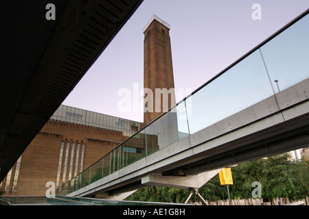 Alba vista della Galleria d'arte Tate Modern preso dal Millenium Bridge di Londra. Foto Stock