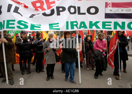 I manifestanti con le bandiere in pace rally Roma Italia Foto Stock