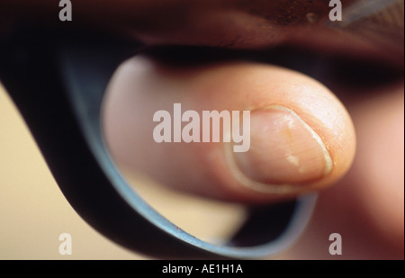 Dito sul grilletto di un fucile Foto Stock