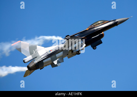 Dutch F16 Fighting Falcon ala delta jet da combattimento con postbruciatore: Foto Stock