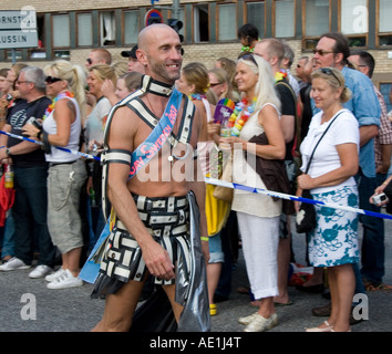 Prideparade a Stoccolma 2007. Gay-persona in abiti divertenti. Foto Stock