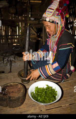 Akha donna al nord della Tailandia per la cottura in cucina Foto Stock