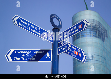 Urbis Museum e cartello Corporation Street Manchester Lancashire Inghilterra Foto Stock