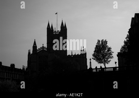 Abbazia di Bath visto in silhouette attraverso il fiume Avon. Foto Stock