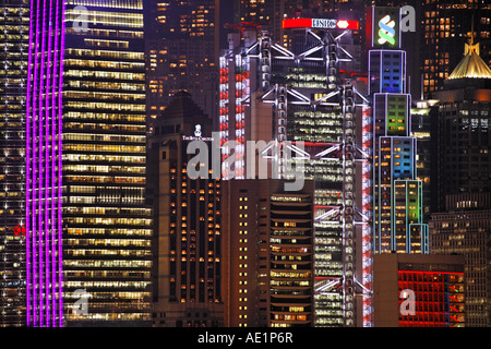 I grattacieli illuminati nella skyline di Hong Kong Hong Kong Cina Asia Foto Stock