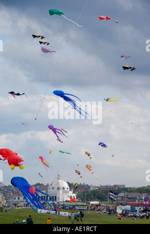 Northumberland UK Whitley Bay North Tyneside Kite Festival 2007 con la vecchia città spagnola oltre a cupola Foto Stock