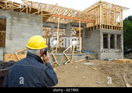 Contraente sul sito di costruzione topografico del progresso di costruzione Foto Stock