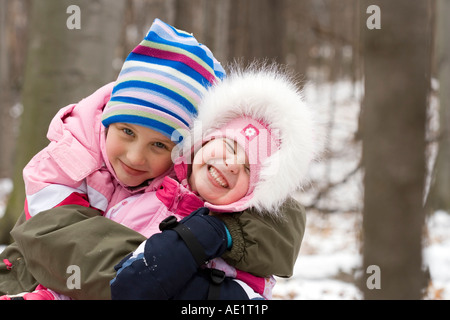Due bambini abbraccio e sorriso Foto Stock