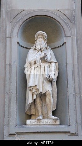 Leonardo Davinci di da Vinci scultura statua, al di fuori della Galleria degli Uffizi, Firenze Foto Stock