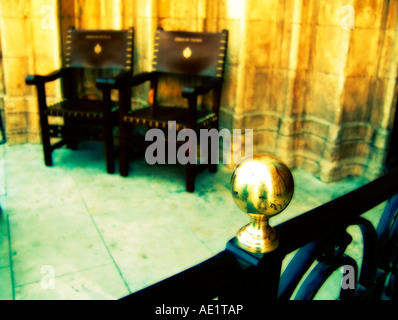 Sedie di 'Tribunal de las Aguas. Apostoli porta. Cattedrale di Valencia. Spagna Foto Stock