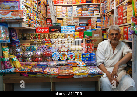 Negozio di dolci in stallo il mercato Crawford, / Mumbai Bombay, India Foto Stock