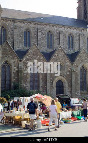 Annuale DEL MERCATO DELLE PULCI DI FRONTE PLOUBALAY CHIESA Bretagna Francia Foto Stock