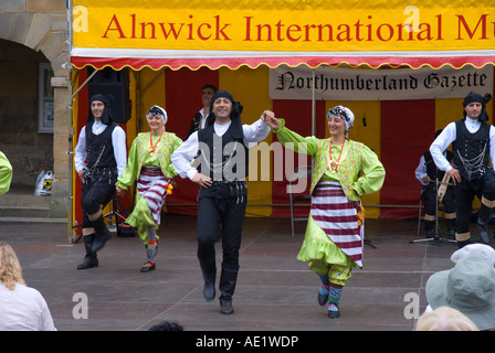 Northumberland UK Alnwick Music Festival 2007 piazza del mercato di tappa con gli artisti interpreti o esecutori Uhot Foto Stock