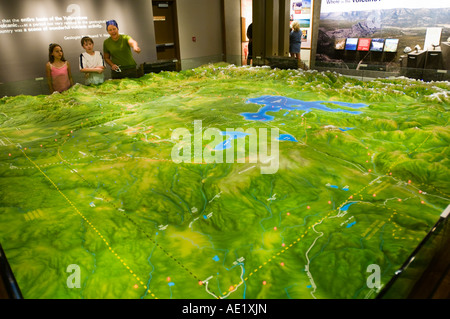 Visitatori guardare un enorme sollievo mappa in corrispondenza di un Centro Visitatori nel Parco Nazionale di Yellowstone. Foto Stock